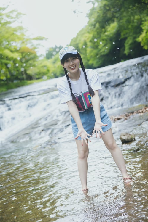 SKE48井上瑠夏の1st写真集より。