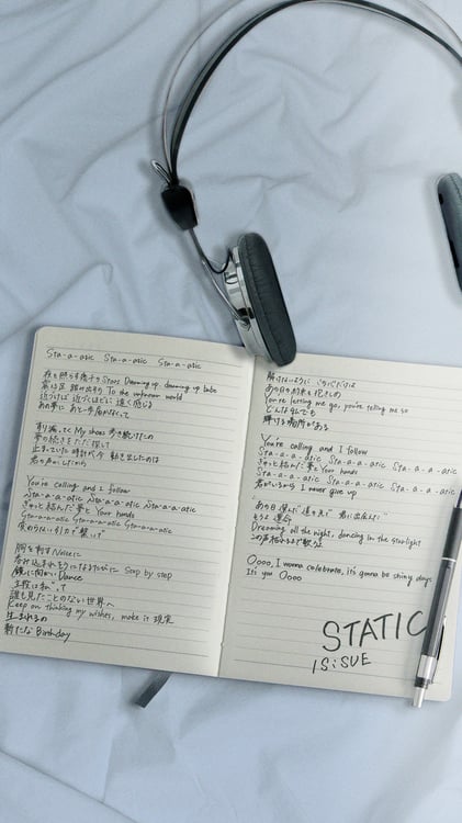 手書きで記されたIS:SUE「STATIC」の歌詞。(c)LAPONE GIRLS