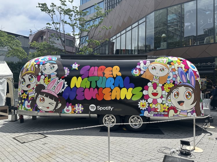 NewJeans×Spotifyポップアップイベント本日スタート、村上隆コラボ