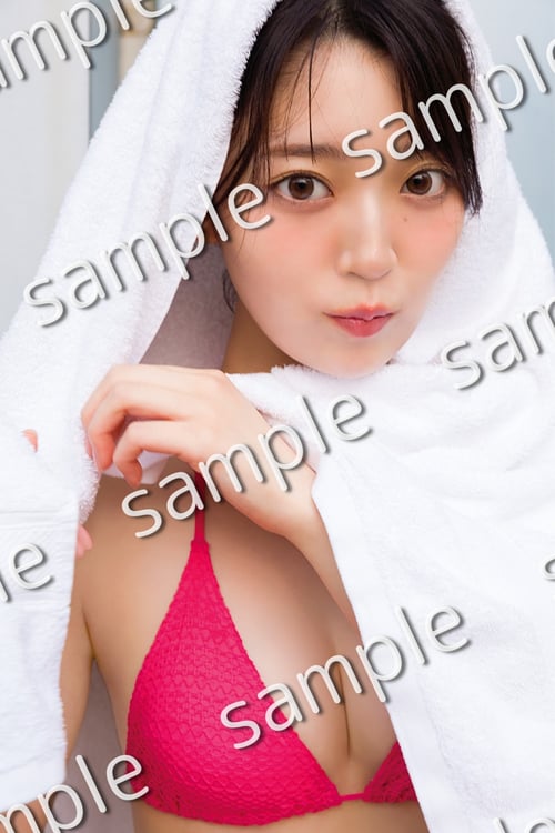 阪口珠美（乃木坂46）の1st写真集「青いバラ」封入特典サンプル（撮影：Takeo Dec.）