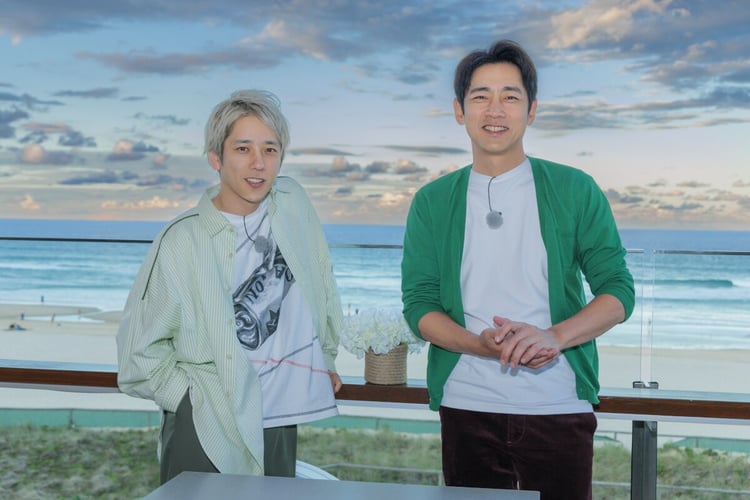 左から二宮和也、小泉孝太郎。(c)TBS（Photo by HARUMI YOSHIMURA）
