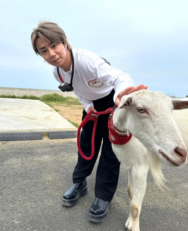 ヤギのポポと触れ合う北山宏光。(c)テレビ東京