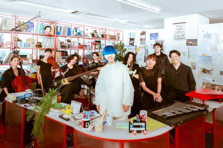 「tiny desk concerts JAPAN」より、yamaと演奏メンバー。（写真提供：NHK）