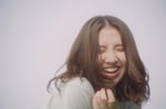 阿部真央「Somebody Else Now」ミュージックビデオのサムネイル。