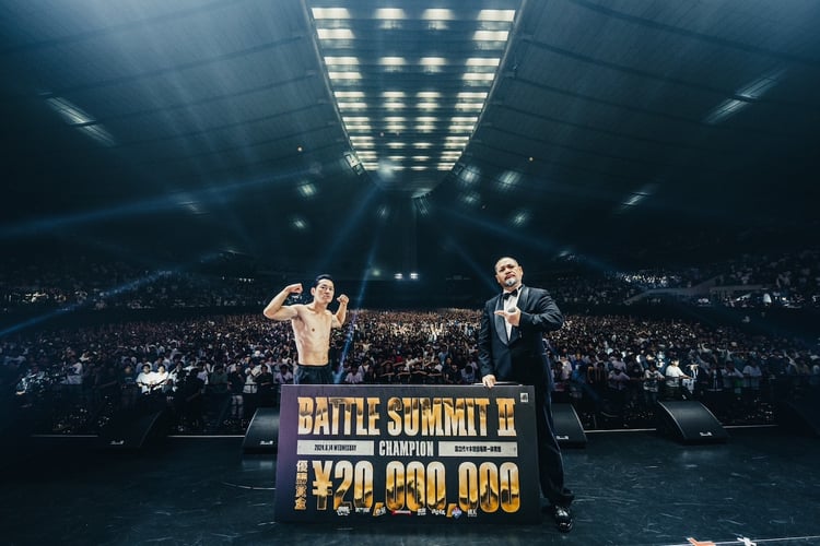 MCバトルイベント「BATTLE SUMMIT II」で優勝した般若（左）とMCのUZI（右）。