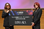 「ライブの真空パック」アンバサダー就任記念のパネルを受け取ったLUNA SEAのJとSUGIZO。