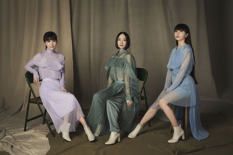 「Perfume Closet #9」より「Moon」をイメージしたアイテムを着用するPerfume。(c)AMUSE