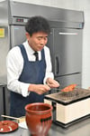 ナマズを焼く浜田雅功（ダウンタウン）。(c)ABCテレビ・テレビ朝日