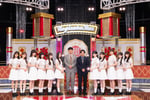 「超・乃木坂スター誕生！」より、乃木坂46の5期生とオズワルド。