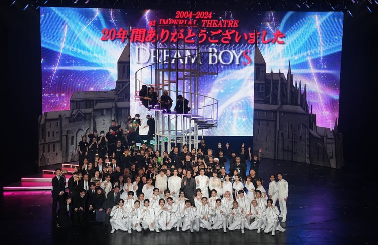 「DREAM BOYS」のカンパニーと亀梨和也の記念写真。