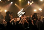 PATA（X JAPAN、Ra:IN）参加セッション時に掲げられたheath本人のベース。（写真提供：Heath project）