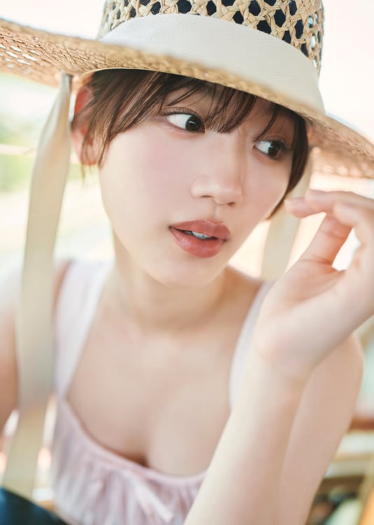 佐々木美玲（日向坂46）1st写真集「陽射しのパレード先行カット第6弾。（撮影：熊木優［io］）