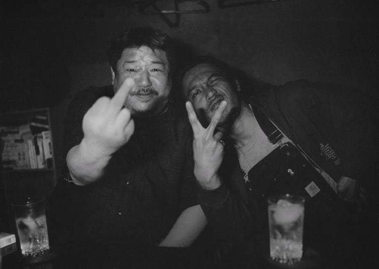 西村賢太と伊藤雄和（OLEDICKFOGGY）。（Photo by Chabo）