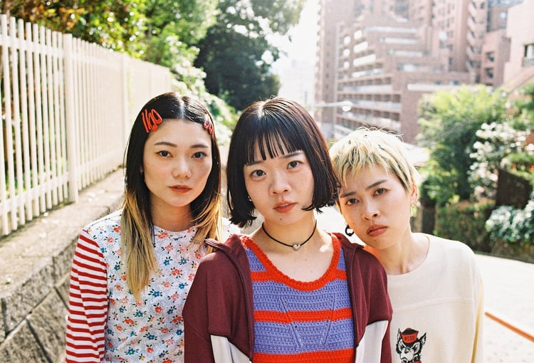 SHISHAMO。右端が吉川美冴貴（Dr）。