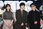 フォトセッションの合間に話す松村北斗（中央）、リリー・フランキー（右）。