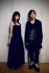 「STUDIO HISASHI with Anime」より、左からアイナ・ジ・エンド、HISASHI（GLAY）。