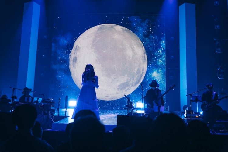 「Aimer Hall Tour 2024-25 "lune blanche”」東京・東京ガーデンシアター公演の様子。（撮影：加藤アラタ）