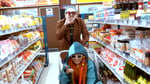 カメレオン・ライム・ウーピーパイ「Ready Yeah feat. テークエム」ミュージックビデオより。