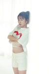 小泉遥香「小泉遥香ファースト写真集 はるのとなり。」より。