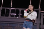 日本武道館のステージに立つ玉井詩織。