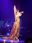 氷川きよし。「KIYOSHI HIKAWA＋KIINA. Concert Tour 2025 ～KIINA’S LAND～」より。