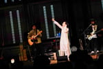 河口湖ステラシアター公演の様子。