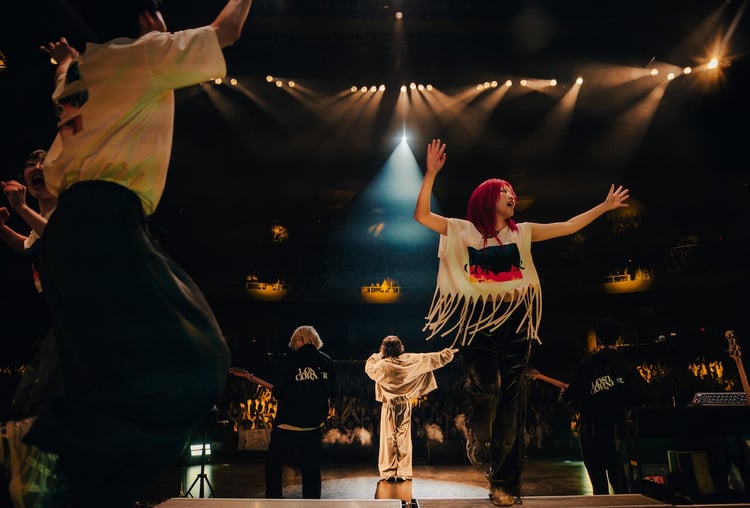 米津玄師「KENSHI YONEZU 2025 WORLD TOUR / JUNK」ロサンゼルス・YOUTUBE THEATER公演の様子。（Photo by Jiro Konami）