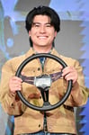 ハンドルを手に笑顔の森本慎太郎（SixTONES）。