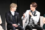 左から堂本光一、井上芳雄。