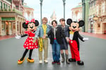 東京ディズニーリゾートを訪れたMrs. GREEN APPLE。ⓒDisney