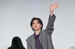 手を振る京本大我に忍び寄る黒い影。