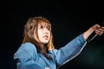 フロアにマイクを向ける眉村ちあき。