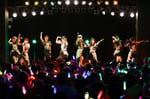OCHA NORMA「OCHA NORMA LIVE TOUR 2025 ～ウチらの地元は日本じゃん！～」神奈川・Yokohama Bay Hall公演の様子。（写真提供：アップフロント）