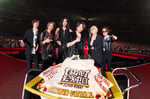ケーキを前に記念撮影をするGLAYと村山☆潤（Key）、TOSHI（Dr）。（撮影：田辺佳子）