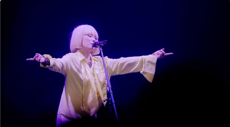 「人間として」をパフォーマンスする椎名林檎。