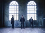 SING LIKE TALKING。左から藤田千章（Key, Syn）、佐藤竹善（Vo, G, Key）、西村智彦（G）。