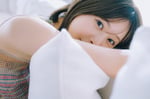 富田鈴花（日向坂46）1st写真集の掲載ショット。（撮影：峠雄三）©︎光文社