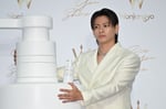 カメラマンから「ボトルに抱きついてほしい」と言われて若干戸惑う平野紫耀。
