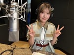 レコーディングスタジオでピースを決める大沼晶保（櫻坂46）。©テレビ埼玉