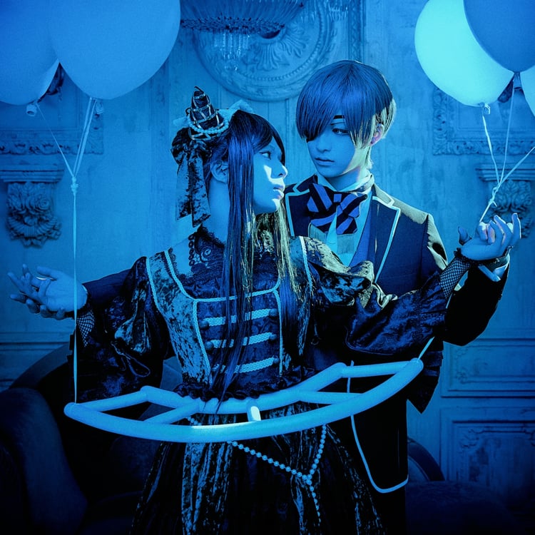 ITARU（左）がジークリンデ・サリヴァン、KEIGO（右）がシエル・ファントムハイヴに扮した“FAN ART VISUAL”。