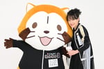 特製のジャージを着てアフレコに臨んだ中森明菜（写真右）。©「あらいぐま カルカル団」製作委員会