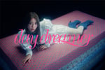 yousti「day dreamer」ミュージックビデオのサムネイル。