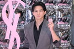 「YSL メイクミーブラッシュ パウダー」を持つ平野紫耀。