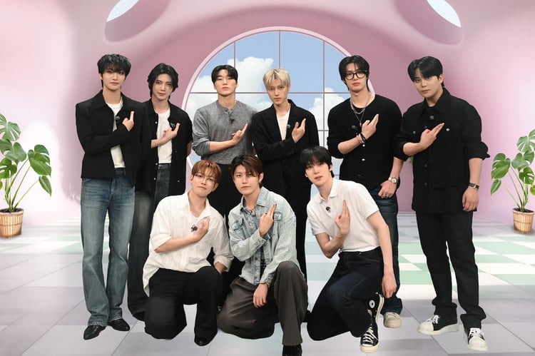 ATEEZと若井滉斗。©テレビ朝日