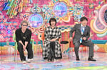 「ビビリ-1 グランプリ 2025」左からMC側ゲストの田村淳、松たか子。MCの蛍原徹。©テレビ朝日