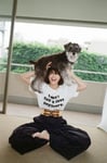「TANGTANG for NORIYUKI MAKIHARA」を着用して犬を肩に乗せる臼田あさ美。