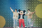 ミッキーマウスとのステージを実現させたKing & Prince。©2025 Disney