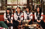 「さんまのまんま40周年夏SP」に出演する新しい学校のリーダーズ。左から、MIZYU、RIN、SUZUKA、KANON。©カンテレ