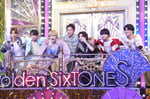 SixTONESと肩を組む小泉孝太郎。©日本テレビ