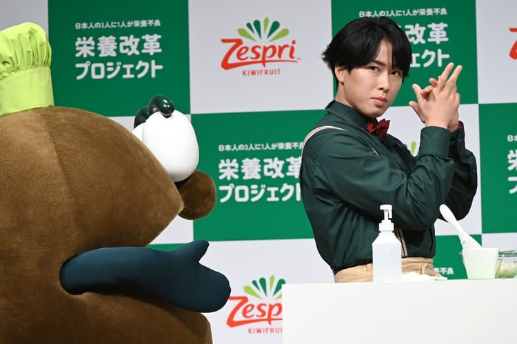 エレガントに手指消毒をする宮舘涼太（右）と、それを見守るキウイブラザーズ（グリーン / 左）。